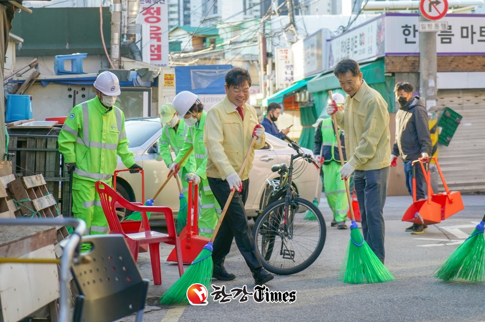 취임 100일 아침 환경공무관들과 청소에 나선 이필형 동대문구청장(가운데)