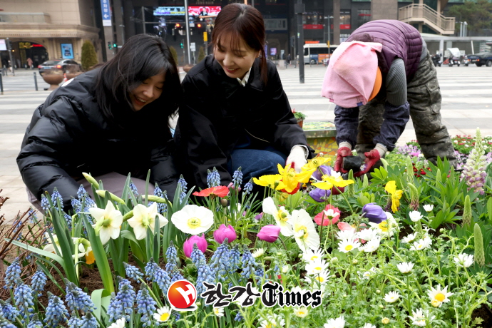 29일 오전 성동구 왕십리광장에서 성동구청 공원녹지과 직원들이 봄을 맞아 꽃 식재 작업을 하고 있다.