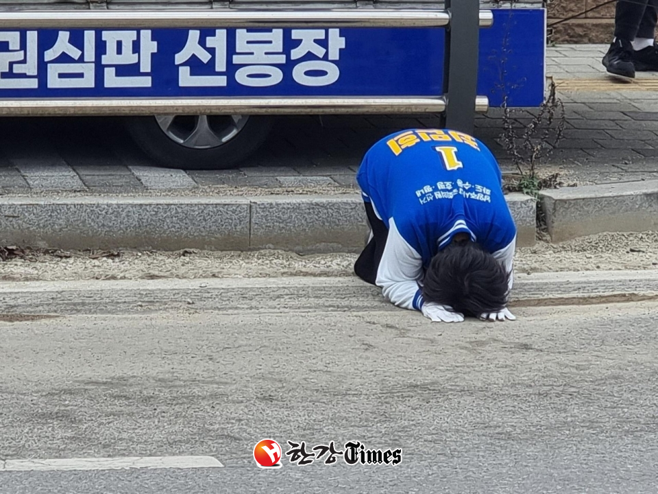 민주당 최민희 남양주갑 후보가 선거 유세 중 유권자들에게 큰 절을 올리며 한표를 호소하고 있다. (사진=최민희 후보 캠프)