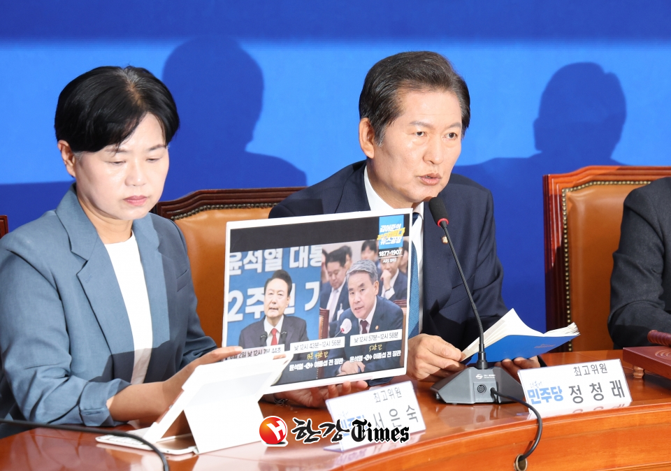 정청래 더불어민주당 최고위원이 29일 서울 여의도 국회에서 열린 더불어민주당 최고위원회의에서 윤석열 대통령과 이종섭 전 국방부 장관의 통화 관련 자료를 들어 보이며 발언하고 있다. (사진=뉴시스)