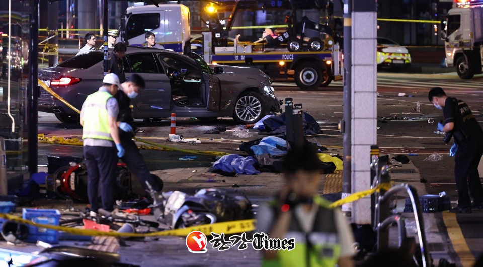 2일 오전 서울 중구 서울시청 인근 교차로 대형 교통사고 현장에서 과학수사대가 현장조사를 하고 있다. (사진=뉴시스)