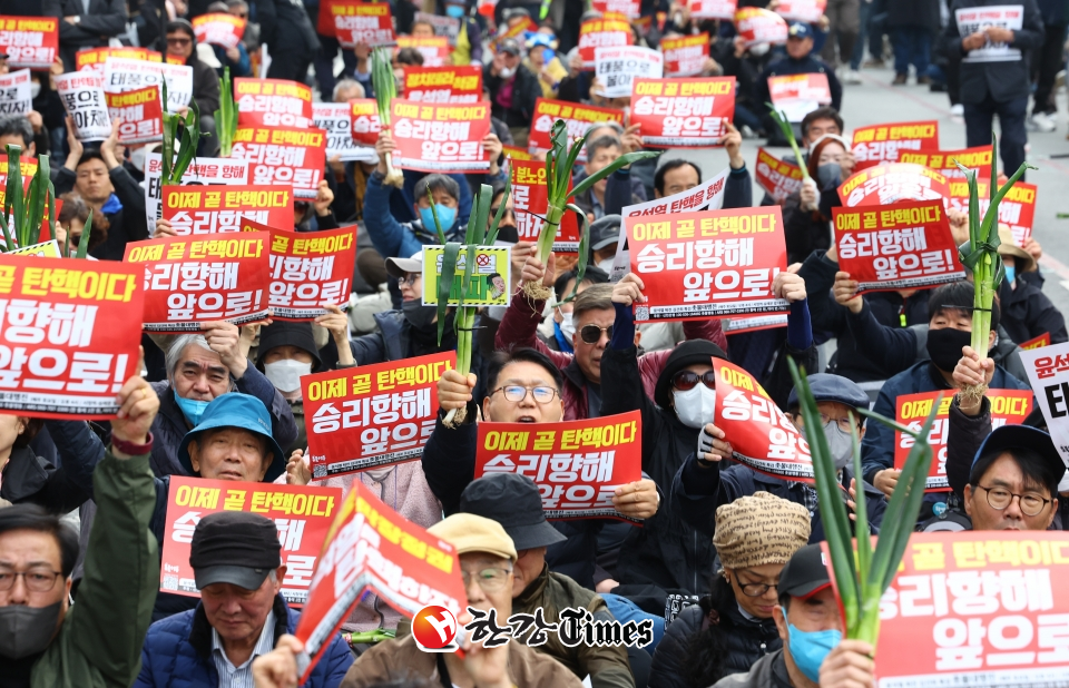 30일 오후 서울 중구 세종대로에서 촛불행동 회원들이 정권 규탄 집회를 하고 있다. (사진=뉴시스)