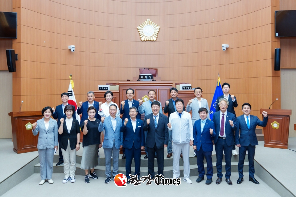 강남구의회 의원들이 양구군 의원들과  기념촬영을 하고 있다.(앞줄 우측에서 4번째 이호귀 의장, 7번째 복진경 부의장, 3번째 이동호 운영위원장, 좌측에서 3번째 김현정 복지문화위원장