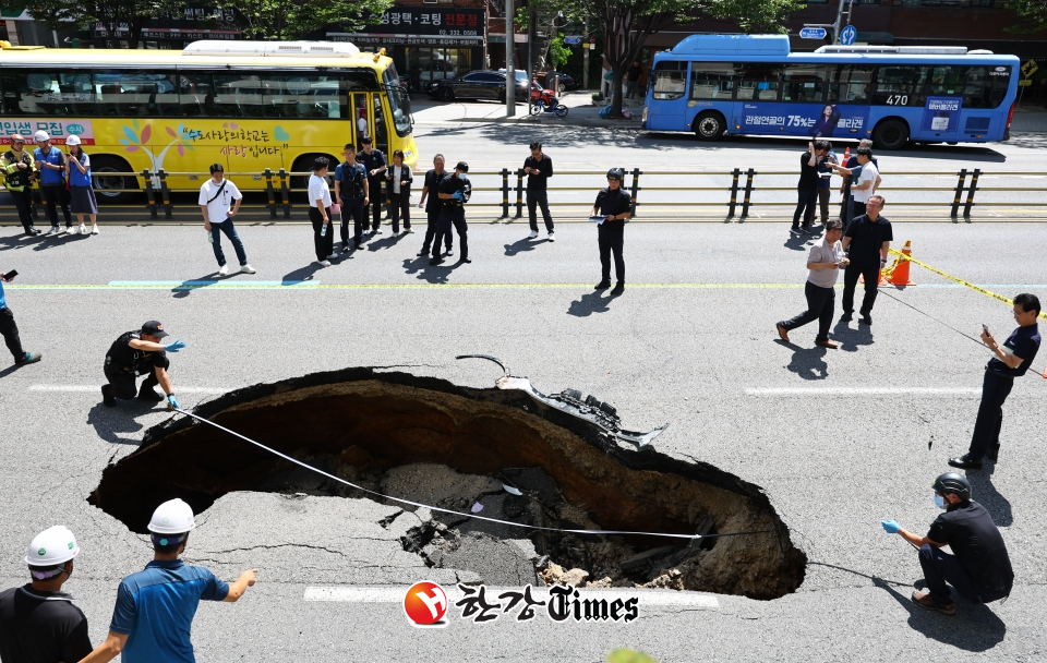 29일 서울 서대문구 성산로에 땅꺼짐 사고가 발생해 과학수사대원들이 사고 현장을 조사하고 있다. (사진=뉴시스)