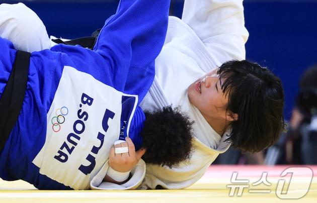 대한민국 유도대표팀 김하윤 선수가 2일 오후 (한국시간) 프랑스 파리 샹 드 마르스 아레나에서 진행된 파리올림픽 유도 여자 +78kg 토너먼트 8강 경기에서 브라질의 베아트리스 소우자 선수와 자웅을 겨루고 있다. 2024.8.2/뉴스1 ⓒ News1 박정호 기자