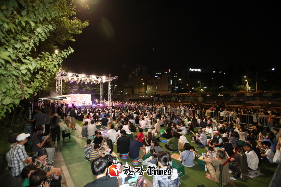 지난해 열린 '강북 백맥축제’ 우이천변 행사장 일대 사진