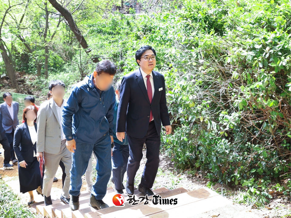 지난 4월 박일하 동작구청장이 서울 까치산 공원 정비사업 현장을 점검하고 있다 (사진=동작구)