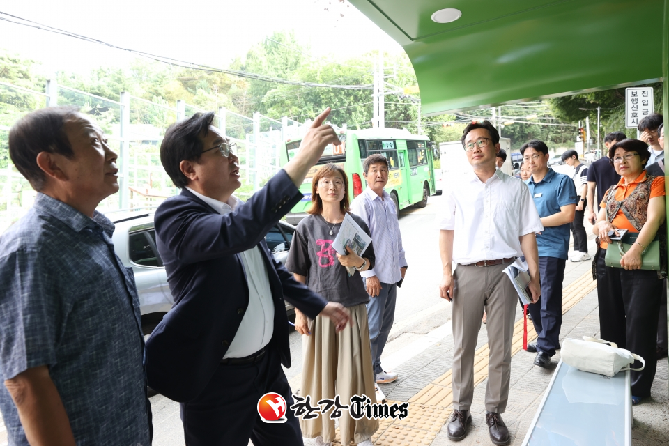 마을버스 승차대를 점검하고 있는 박일하 동작구청장 (사진=동작구)