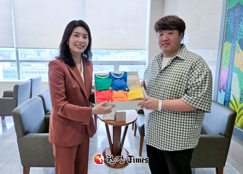 유혜미 저출생대응수석이 다섯쌍둥이의 아빠 김준영씨에게 윤석열 대통령의 출산 축하 선물을 전달하고 있는 모습. (사진=대통령실 제공)