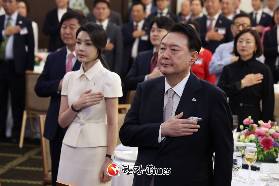 필리핀을 국빈 방문한 윤석열 대통령과 부인 김건희 여사가 6일(현지시각) 마닐라 페닌슐라호텔에서 열린 필리핀 동포 초청 만찬 간담회에서 국기에 경례하고 있다. (사진=뉴시스)