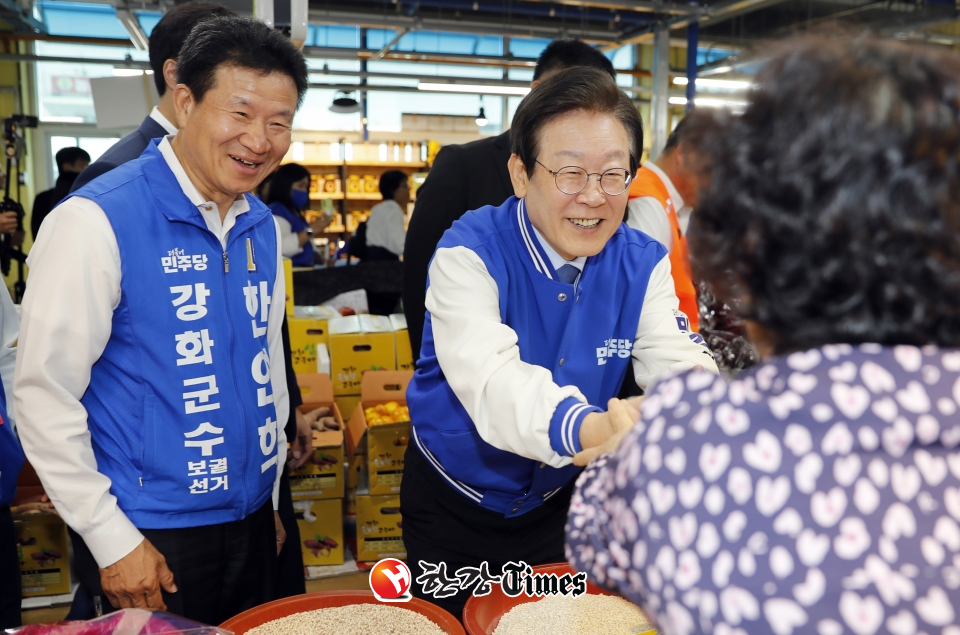 이재명 더불어민주당 대표가 5일 낮 인천 강화군 강화풍물시장에서 2024 하반기 재·보궐선거 강화군수에 출마한 한연희 후보의 지지를 호소하며 상인과 대화를 나누고 있다. (사진=뉴시스)