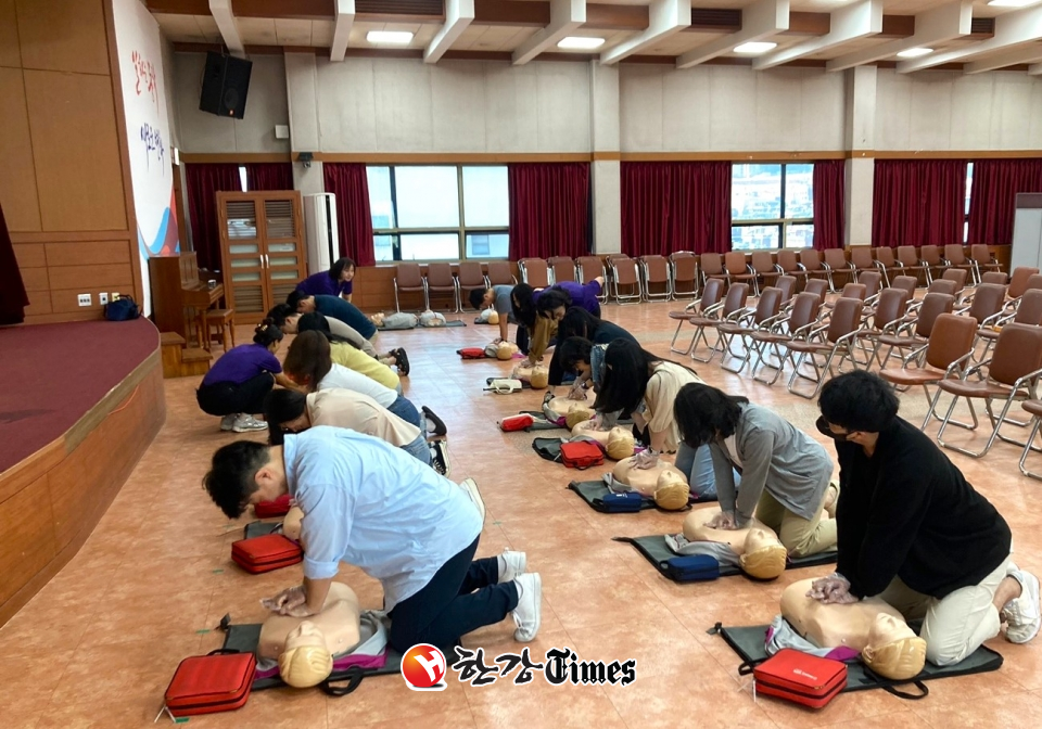 지난 5월 동작구청 대강당에서 열린 ‘구조 및 응급처치 교육’에서 직원들이 직접 심폐소생술 실습을 진행하고 있다. (사진=동작구)