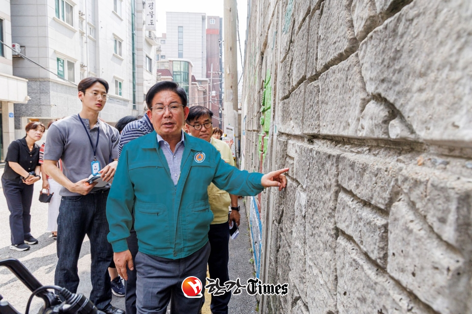 박강수 구청장이 옹벽 시설물을 점검하고 있다.