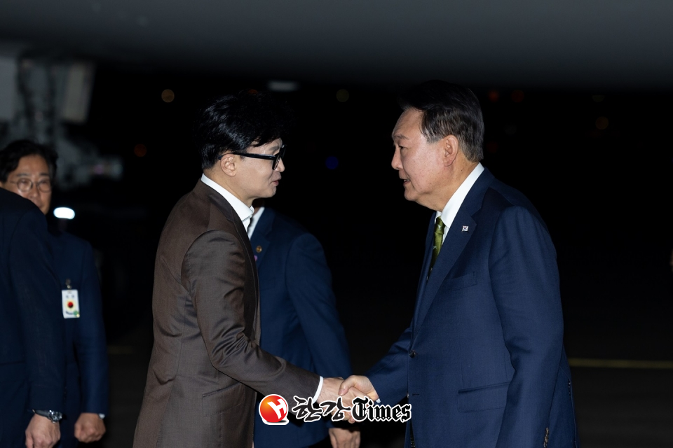 윤석열 대통령이 11일 성남 서울공항에 도착해 환영나온 한동훈 국민의힘 대표와 인사를 나누고 있다. (사진=대통령실 제공)