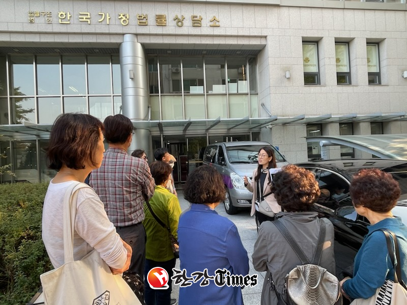 지난해 진행한 '인권현장 탐방 프로그램'에서 한국가정법률상담소를 방문해 해설을 하는 모습 (사진=영등포구)