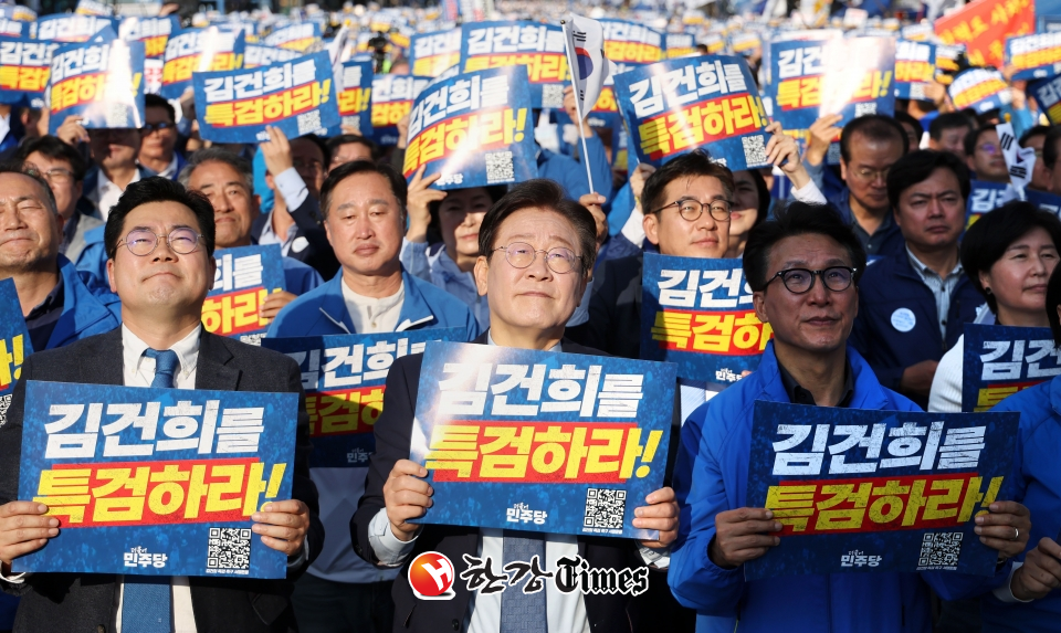 이재명 더불어민주당 대표 등 지도부들이 2일 서울역 인근에서 열린 '김건희·윤석열 국정농단 규탄 및 특검 촉구 국민행동의 날' 집회에 참석해 김건희 여사 특검 촉구 손피켓을 들고 있다. (사진=뉴시스)