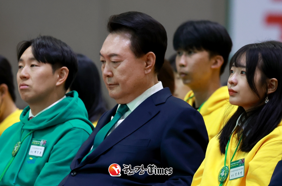 윤석열 대통령이 5일 경기도 고양 킨텍스에서 열린 '2024 전국새마을지도자대회'에서 김광림 새마을운동중앙회장의 개회사를 들으며 생각에 잠겨 있다. (사진=뉴시스)