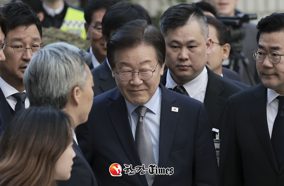 이재명 더불어민주당 대표가 15일 서울 서초구 서울중앙지방법원에서 열린 공직선거법 위반 사건 관련 1심 선고 재판에 출석하고 있다 (사진=뉴시스)