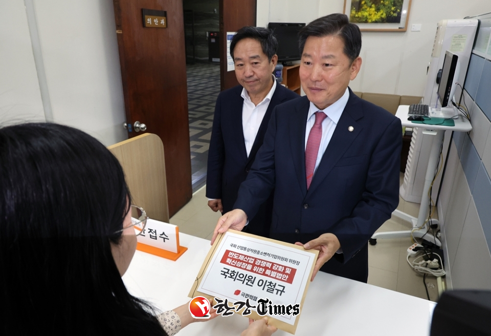 이철규(오른쪽) 국회 산업통상자원중소벤처기업위원회 위원장이 11일 오후 서울 여의도 국회 의안과에 반도체산업 경쟁력 강화 및 혁신성장을 위한 특별법안을 제출하고 있다. (사진=뉴시스)