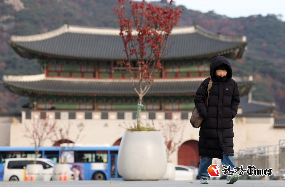 추위가 이어진 지난 19일 오전 서울 종로구 광화문광장에서 두꺼운 옷차림을 한 시민이 발걸음을 옮기고 있다. (사진=뉴시스)