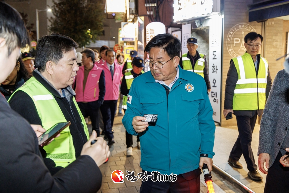 지난 21일, 도화동 일대에서 명함형 불법 광고물을 수거하고 있는 박강수 마포구청장