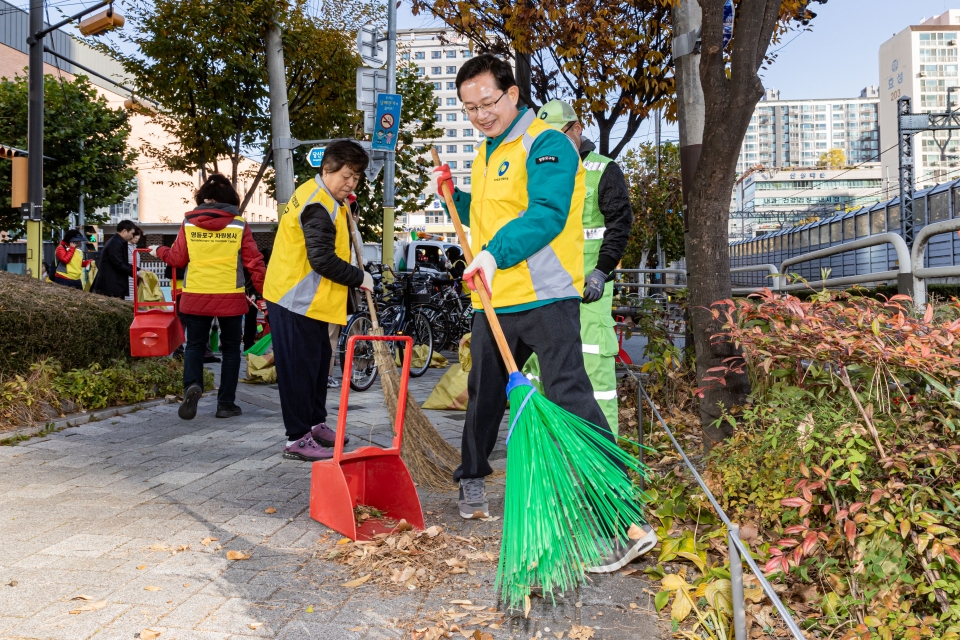 11월 26일 당산2동 직능단체 및 지역 주민과 함께 대청소에 나선 최호권 영등포구청장 (사진=영등포구)