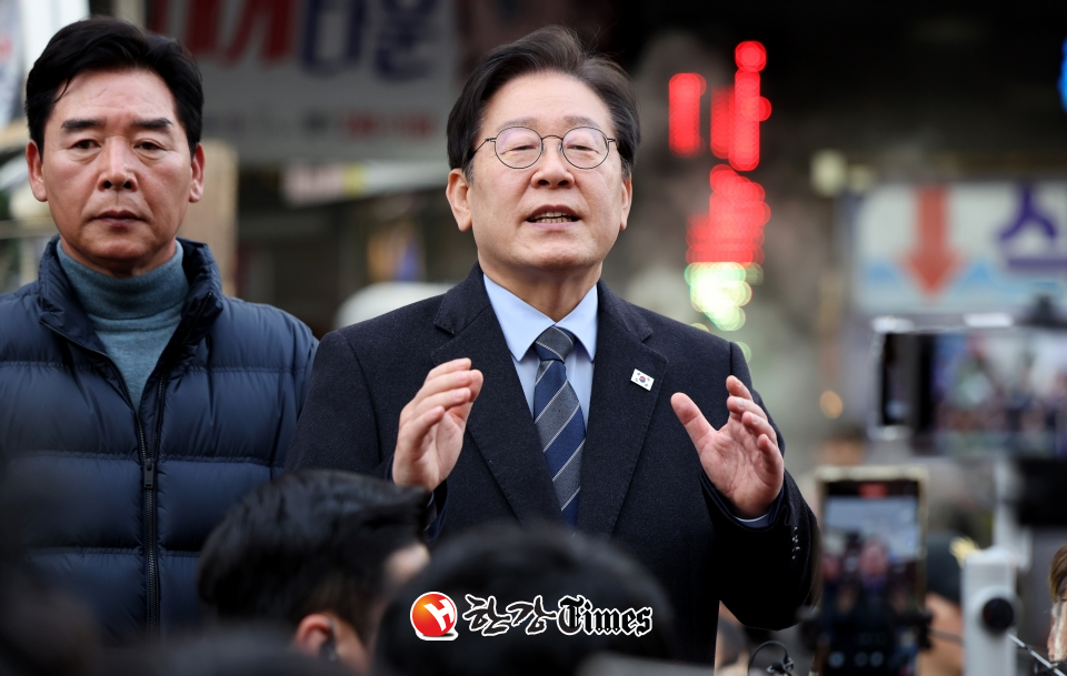 이재명 더불어민주당 대표가 1일 오후 경북 포항시 북구 죽도시장에서 즉석연설을 하고 있다. (사진=뉴시스)