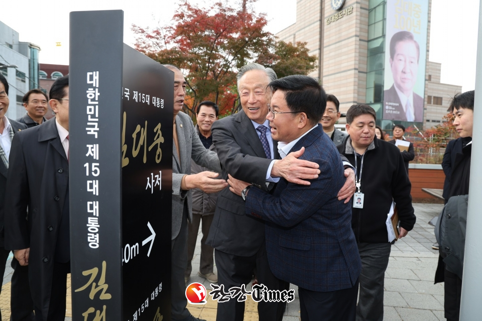 (좌)박강수 마포구청장과 권노갑 김대중재단 이사장이 명예도로 김대중길의 탄생을 축하했다