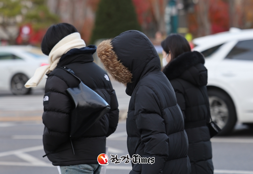 영하권 초겨울 추위를 보인 3일 오전 서울시내 거리에서 시민들이 패딩을 입고 이동하고 있다. (사진=뉴시스)