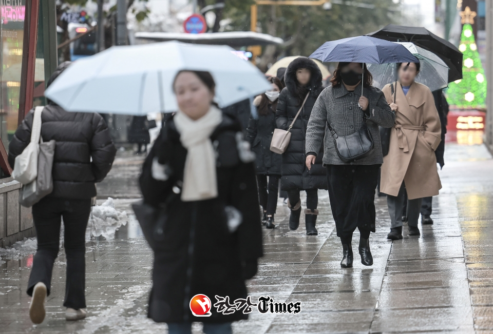 전 날에 이어 많은 눈이 내린 지난달 28일 서울 강남구 강남역 인근에서 우산을 쓴 시민들이 이동하고 있다. (사진=뉴시스)