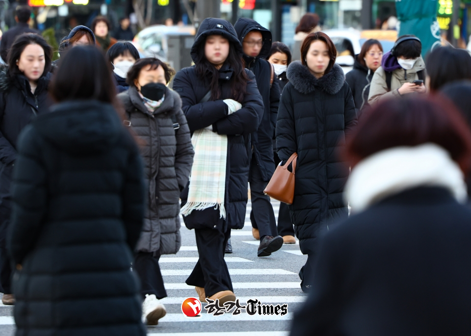 서울의 아침 기온이 영하 5도로 떨어져 추운 날씨를 보인 지난 18일 오전 서울 종로구 세종대로 사거리에서 두꺼운 외투를 입은 시민들이 발걸음을 재촉하고 있다. (사진=뉴시스)