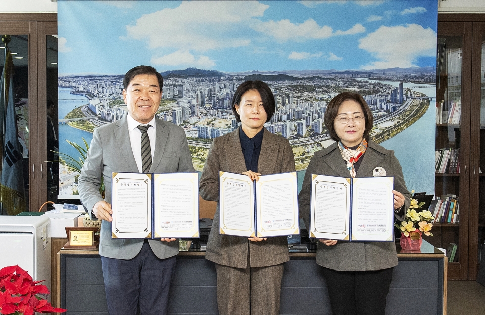 18일 용산구청에서 열린 ‘이태원초 학교복합시설 구청 운영에 관한 공동업무협약식’ 왼쪽부터 서울특별시중부교육지원청(교육장 강삼구), 서울이태원초등학교(교장 장진혜), 박희영 용산구청장 (사진=용산구)