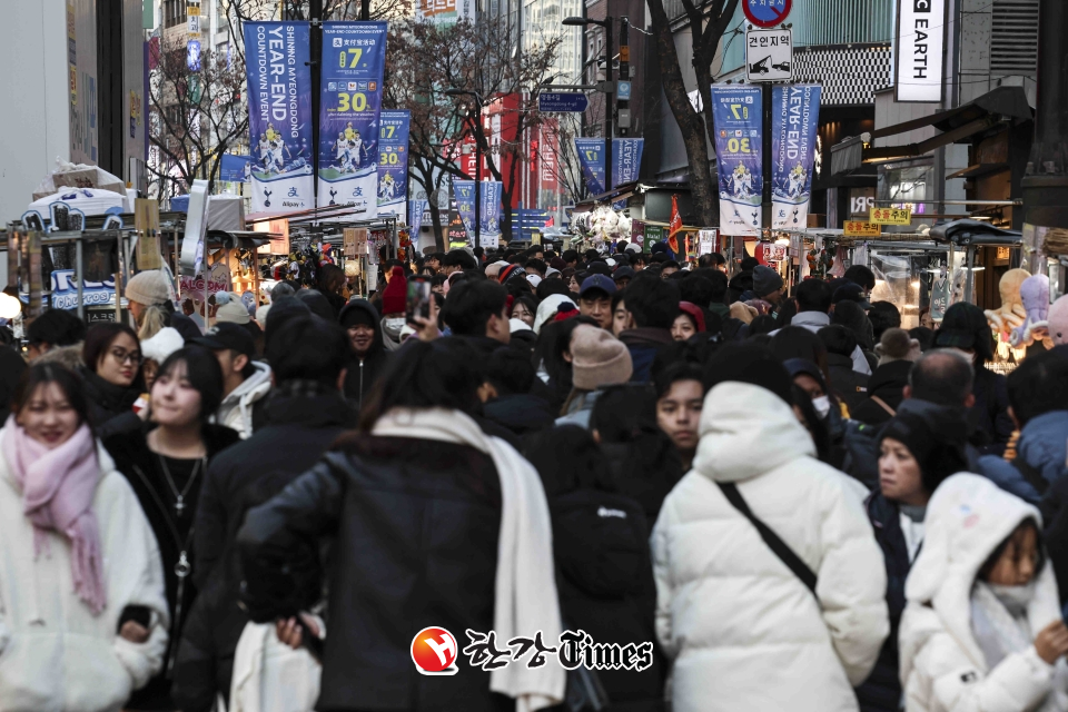 크리스마스를 사흘 앞둔 지난 22일 서울 중구 명동 거리가 시민들과 관광객들로 붐비고 있다. (사진=뉴시스)