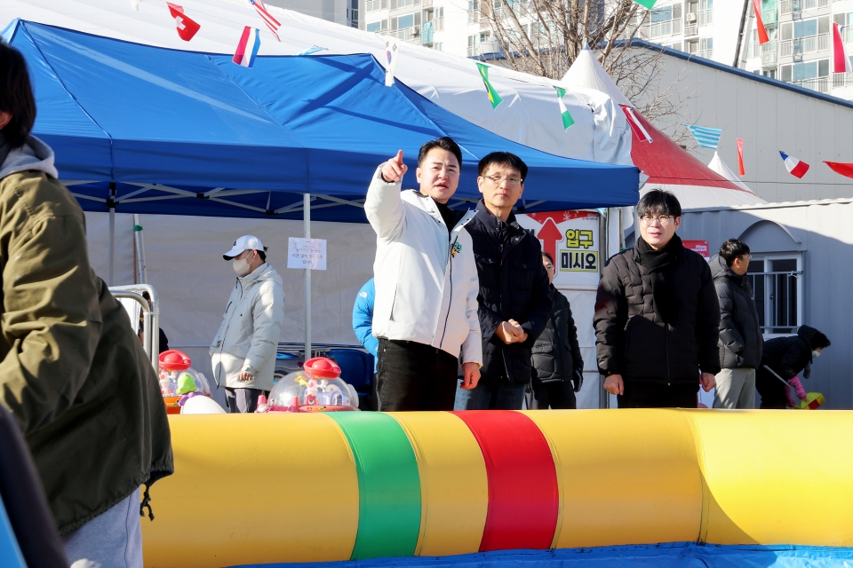 오언석 도봉구창장은 지난해 12월 28일 성균관대 야구장 부지에 조성된 도봉구 눈썰매장을 찾아 시설물 설치 상태 등을 점검했다. (사진=도봉구)