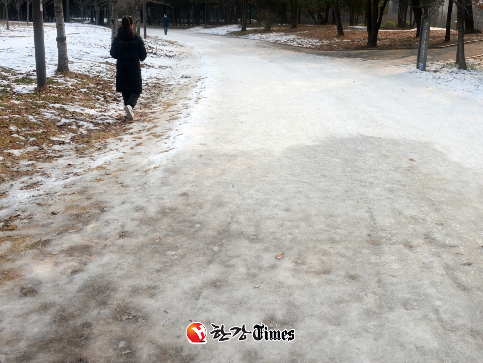 연일 쌀쌀한 날씨가 이어지고 있는 14일 전북 전주시 세병공원의 산책로가 얼어붙어 있다 (사진=뉴시스)