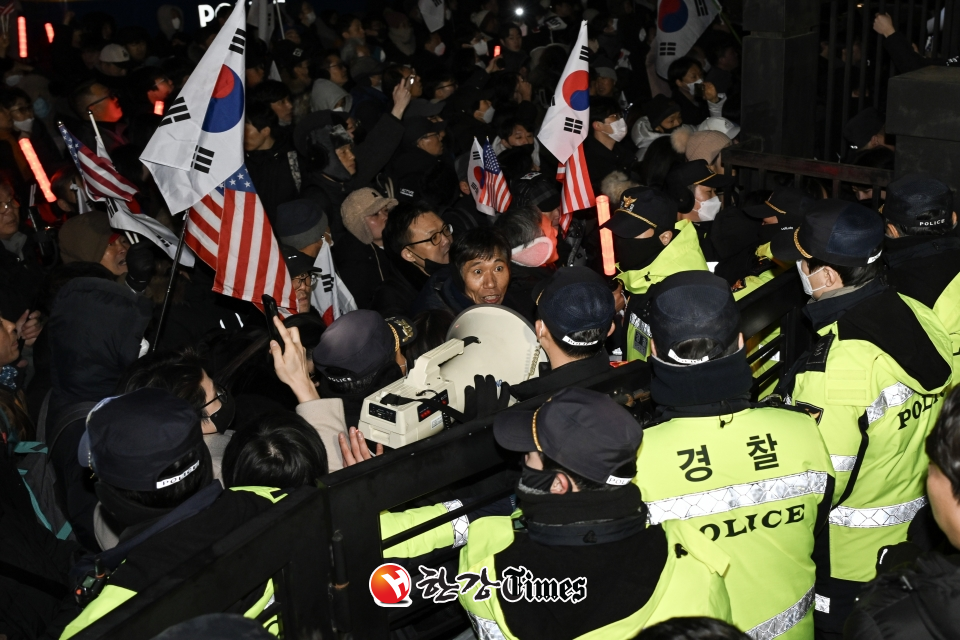 내란 수괴와 직권남용 등의 혐의를 받는 윤석열 대통령의 구속 전 피의자 심문(영장실질심사)이 열린 18일 서울 마포구 서울서부지방법원에서 윤 대통령 지지자들이 담장 너머에서 시위를 하고 있다. (사진=뉴시스)