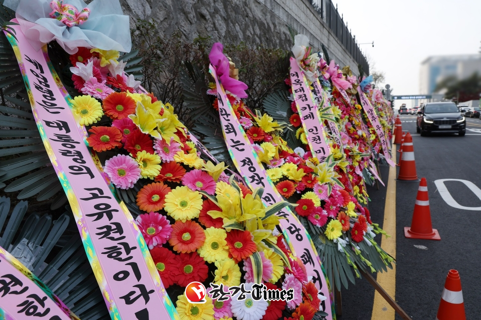 서울 용산 대통령실 청사 차량출입구 앞에 윤석열 대통령을 응원하는 화환이 줄지어 세워져 있다. (사진=뉴시스)