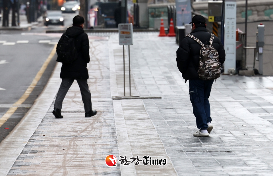 영하권 날씨가 이어지고 있는 31일 오전 서울 종로구 청계천 인근에서 시민들이 이동하고 있다. (사진=뉴시스)