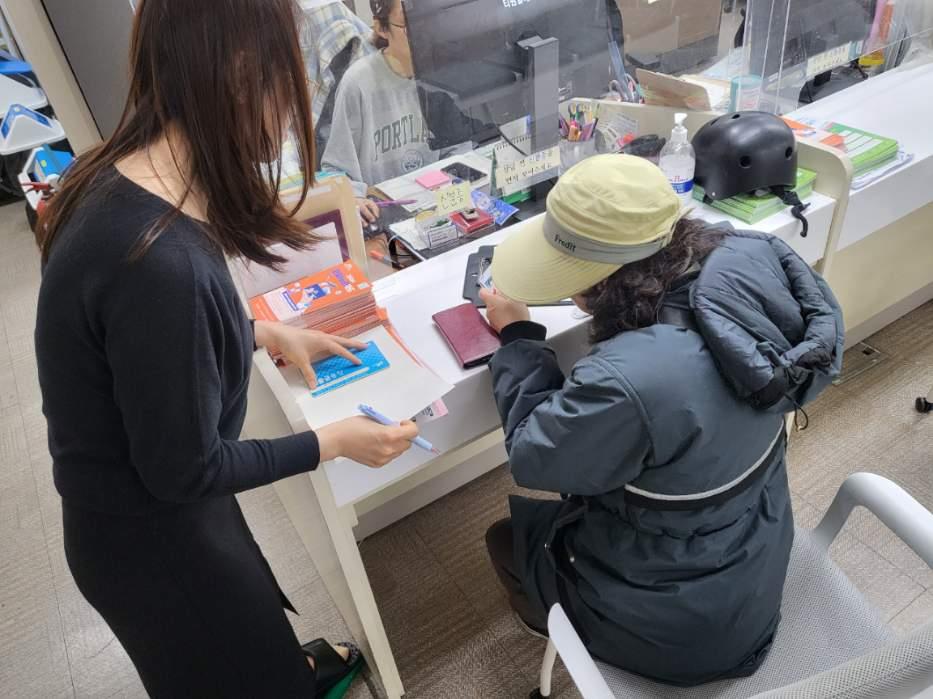 위기가구 발굴 신고자가 포상금 신청서를 작성하는 모습 (사진=구로구)