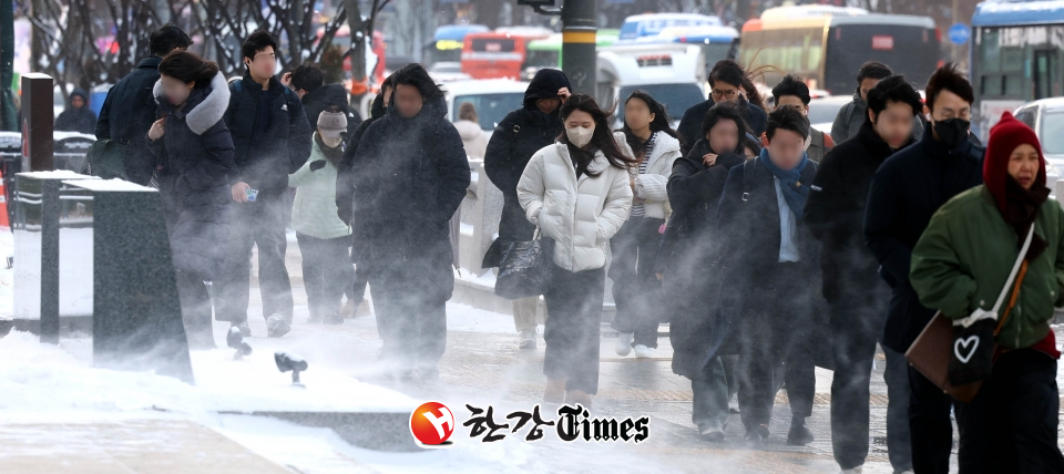 전국 곳곳에 대설과 한파 특보가 내려진 7일 오전 서울 중구 한국프레스센터 앞으로 출근길 시민들이 발걸음을 옮기고 있다 (사진=뉴시스)