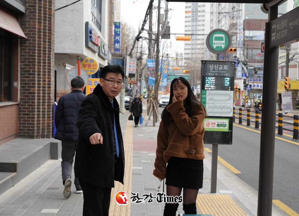 노원구의회 김준성 의원이 교통행정과 담당 직원과 함께 현장 점검을 진행하고 있다.