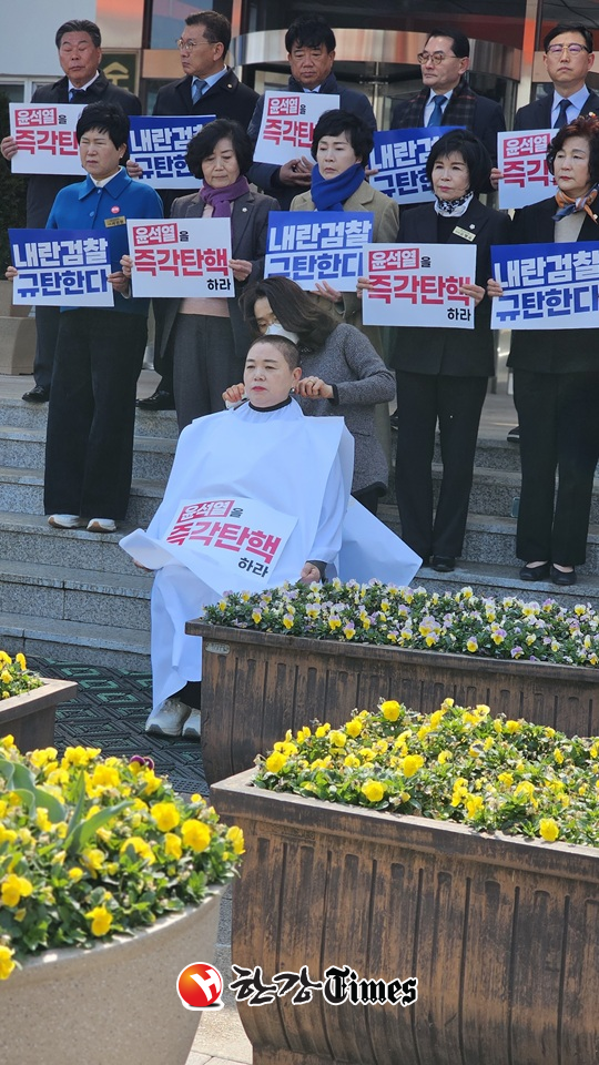 순천시의회 김미연 의원이 헌법재판소의 윤석열 대통령 탄핵을 촉구하며 삭발 투쟁에 나섰다.