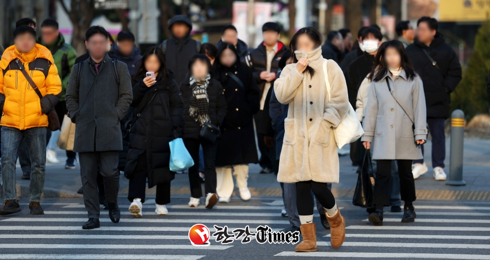 전국 대부분 지역에 꽃샘추위가 찾아온 지난 17일 오전 서울 종로구 광화문 사거리에서 두꺼운 옷을 입은 시민들이 출근길 발걸음을 재촉하고 있다. (사진=뉴시스)