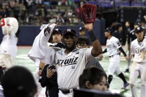 [KBO] KT, 사상 첫 5위 단판 결정전서 웃었다..가을야구 막차 탑승