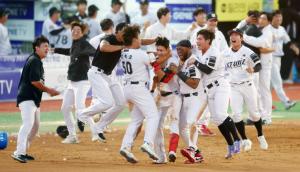 [KBO] KT, 사상 첫 ‘수비 충돌 끝내기’로 벼랑 끝 탈출