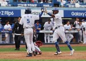 [KBO PO] 삼성, 불방망이 타선 앞세워 1차전 승리